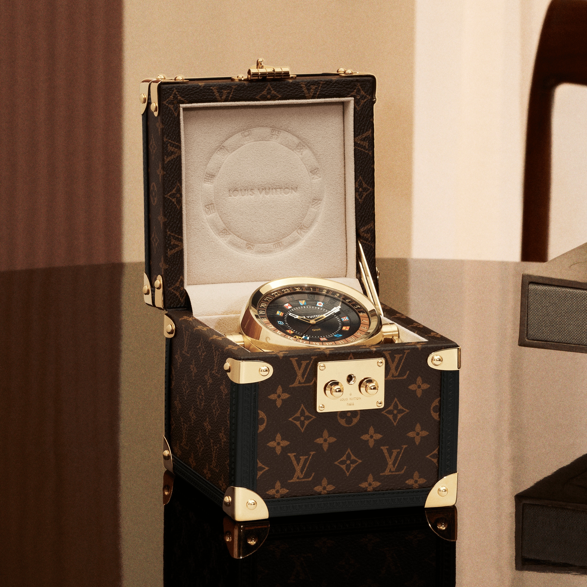 Reloj de mesa Trunk, cuarzo, 80 mm, acero, Monogram  Relojería Todos los relojes } | LOUIS VUITTON (Zoom de producto)