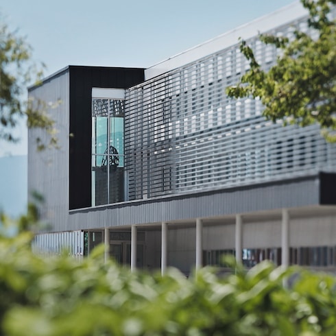 Reloj de mesa Trunk, cuarzo, 80 mm, acero, Monogram Relojería Todos los relojes } | LOUIS VUITTON