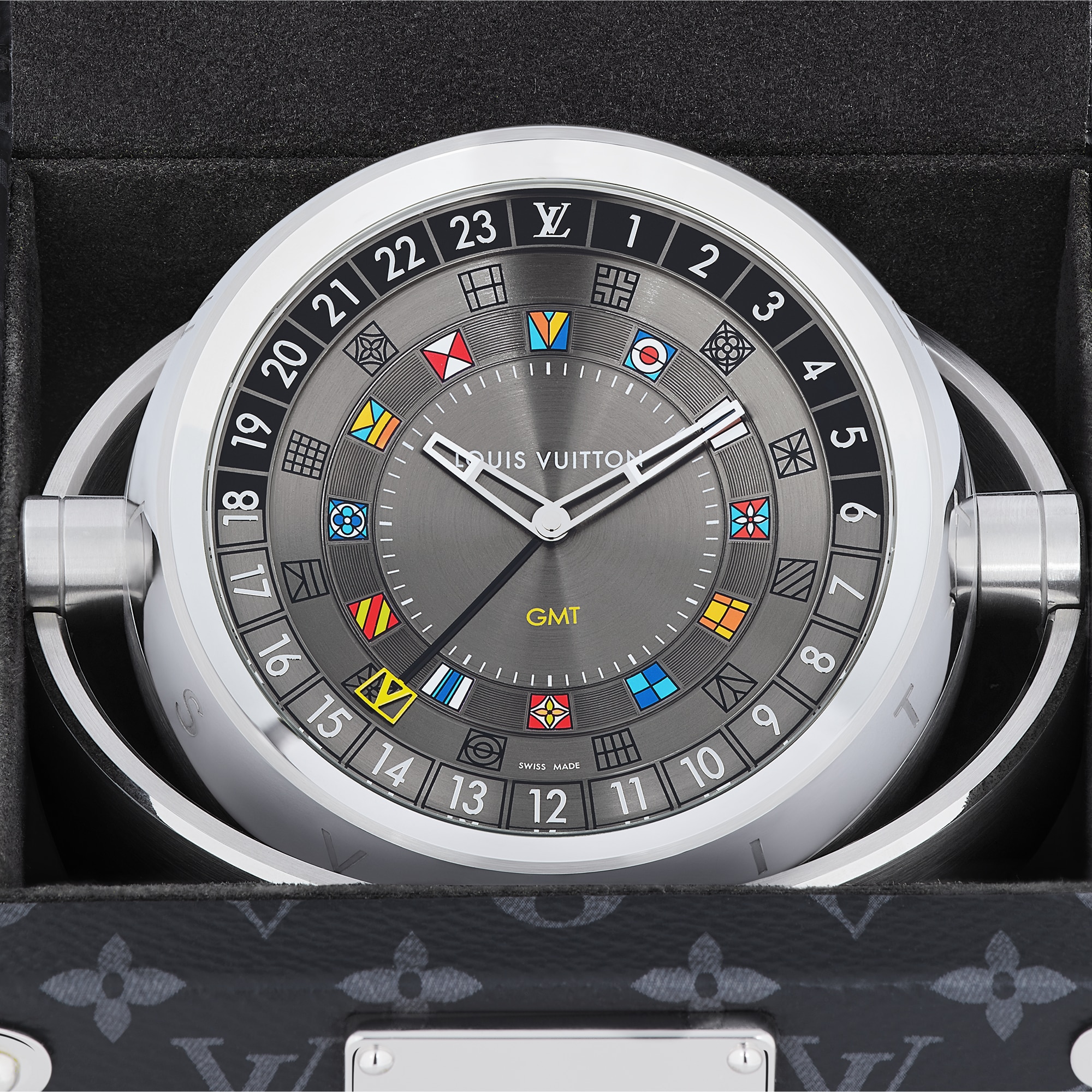Reloj de mesa Trunk, cuarzo, 80 mm, acero, Monogram Eclipse  Relojería Todos los relojes } | LOUIS VUITTON (Zoom de producto)