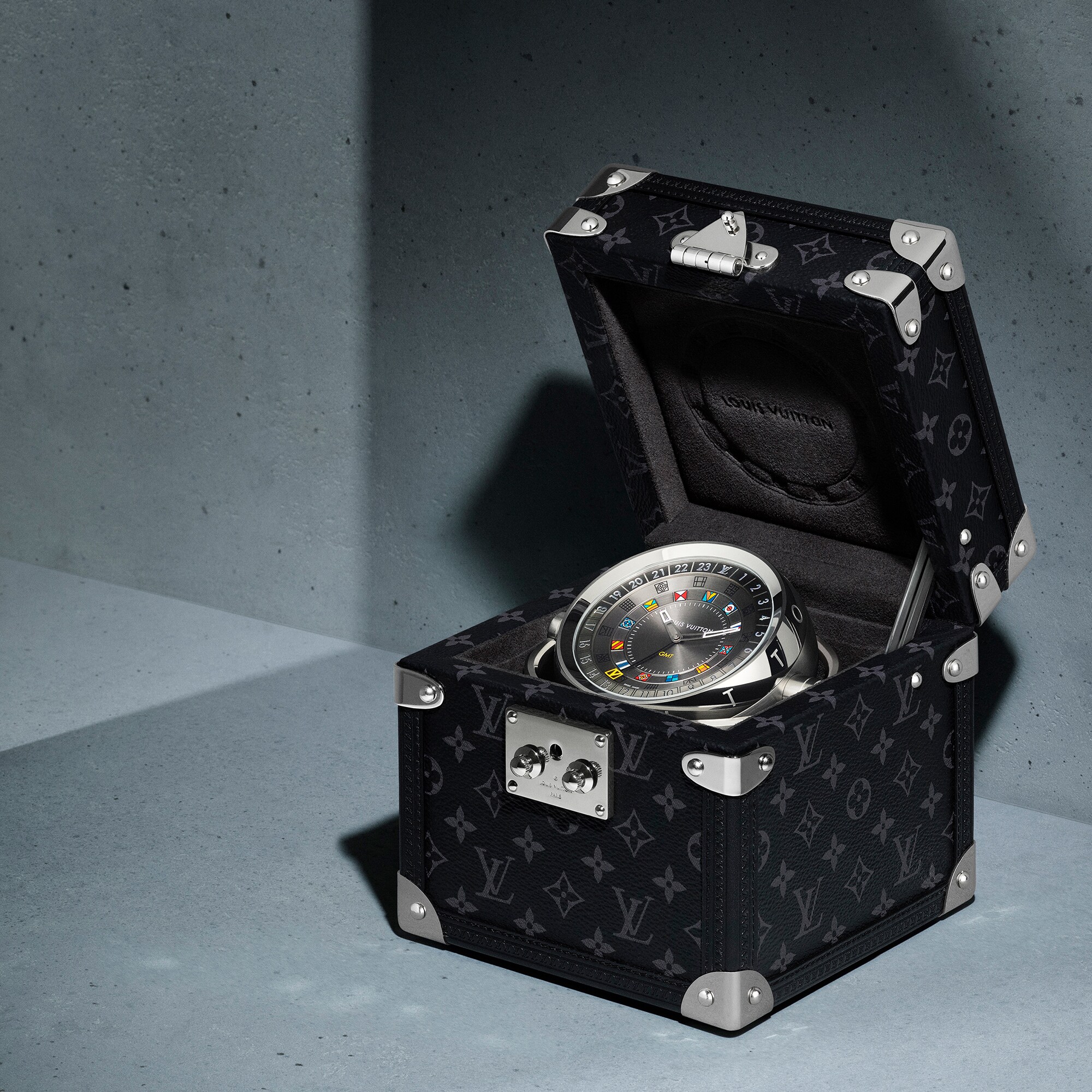 Reloj de mesa Trunk, cuarzo, 80 mm, acero, Monogram Eclipse  Relojería Todos los relojes } | LOUIS VUITTON (Zoom de producto)