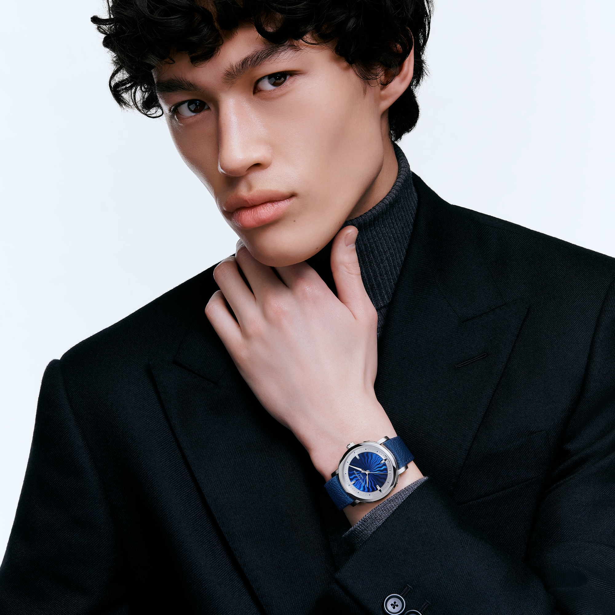 Reloj Louis Vuitton Escale, automático, 39 mm, platino  Relojería Todos los relojes } | LOUIS VUITTON (Zoom de producto)