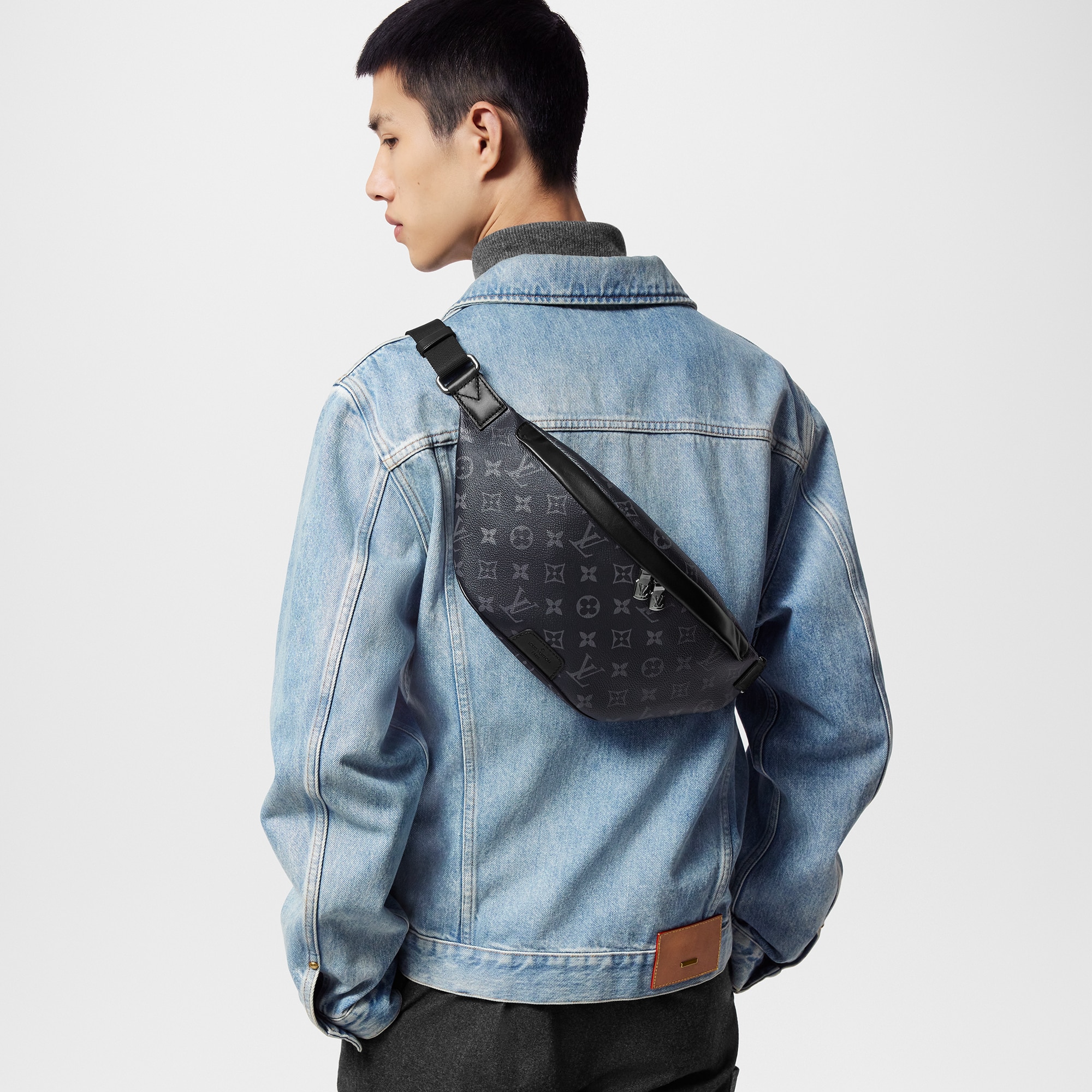 Riñonera Discovery PM Monogram Eclipse Hombre Bolsos Todos los bolsos | LOUIS VUITTON (Zoom de producto)