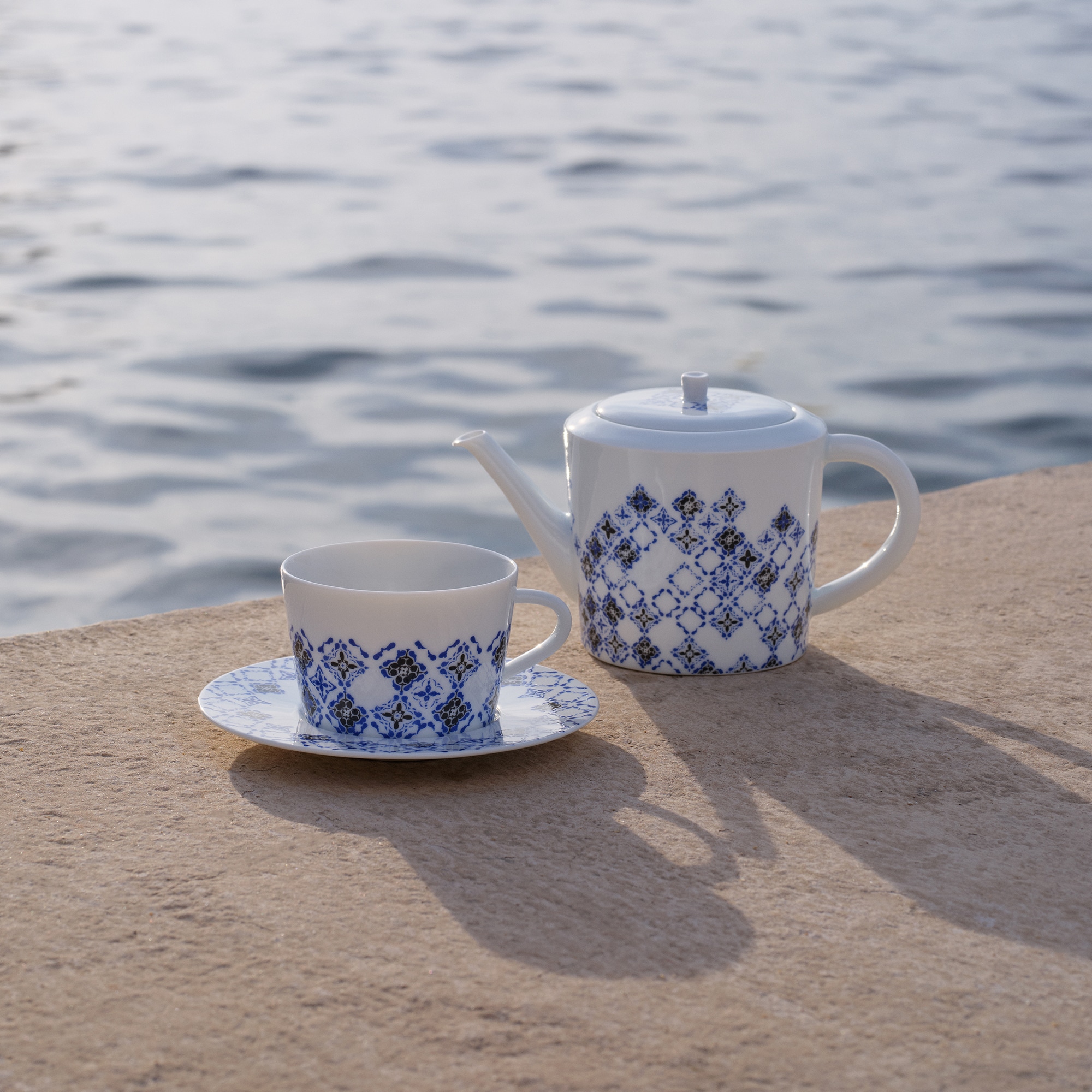 Set de dos tazas y platillos de té LV By The Pool  Baúles, Viaje y Hogar Hogar y Decoración de mesa Decoración de mesa | LOUIS VUITTON (Zoom de producto)