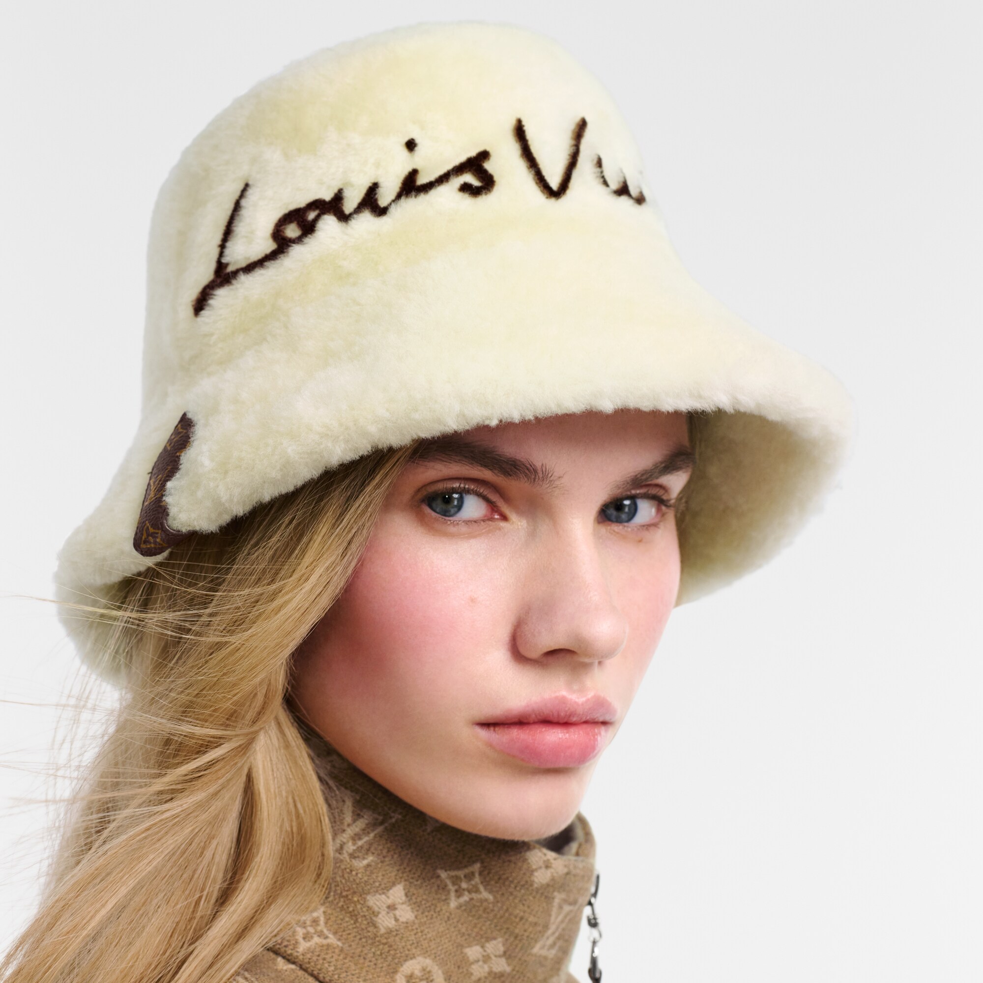 Sombrero bucket LV Script Cloud S00 Mujer Accesorios Sombreros y Gorras | LOUIS VUITTON (Zoom de producto)