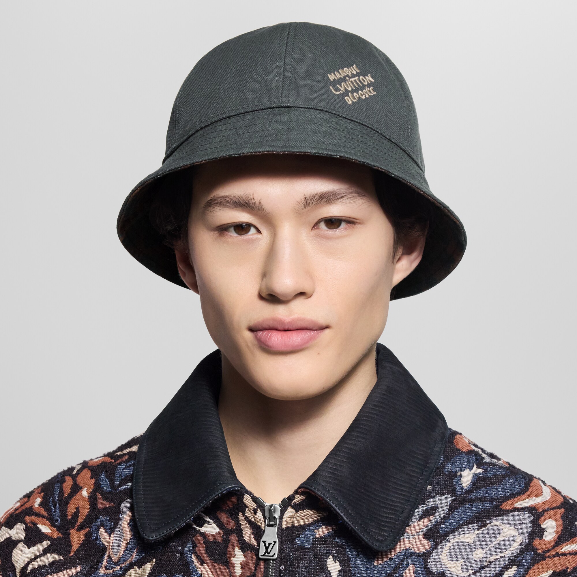 Sombrero bucket reversible LV Leo S00 Hombre Accesorios Sombreros, Gorros y Guantes | LOUIS VUITTON (Zoom de producto)